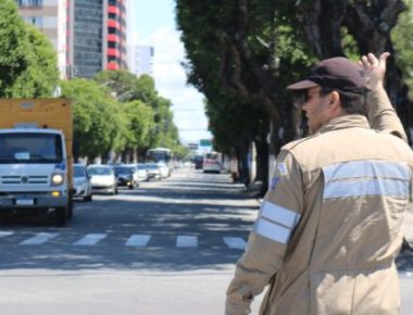 Agente orientando o trânsito - Foto Ascom SMTT-Divulgação
