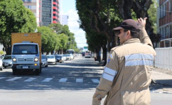 Agente orientando o trânsito - Foto Ascom SMTT-Divulgação