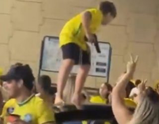 Criança com arma na mão comemora eleição de Flávio Bolsonaro - Foto YouTube