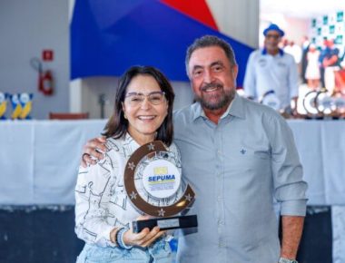 Emília Correa com servidor público e sindicalista - Foto Ascom-Divulgação