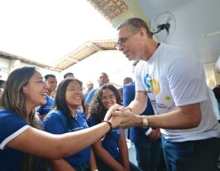 Fábio Mitidieri cumprimentando eleitores - Foto Ascom-Divulgação
