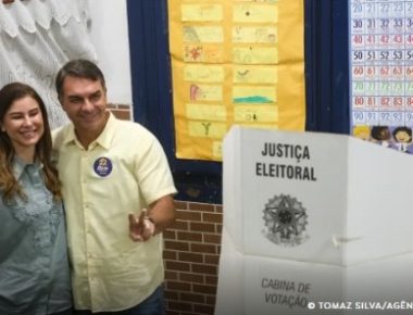 Flávio Bolsonaro e a esposa votando - Foto Tomaz Silva-Agência Brasil