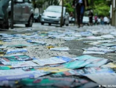 Panfletos de campanha política no chão - Foto TRE-SC-Divulgação