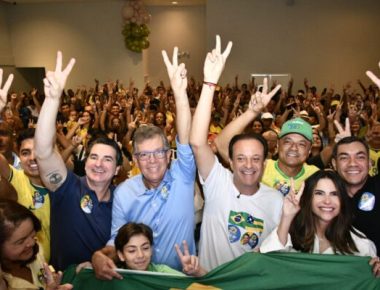 Politicos em ato de apoio a Flávio Bolsonaro - Foto Divulgação