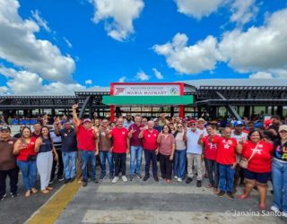Rogério Carvalho com Gilberto Maynart e população - Foto Janaína Santos
