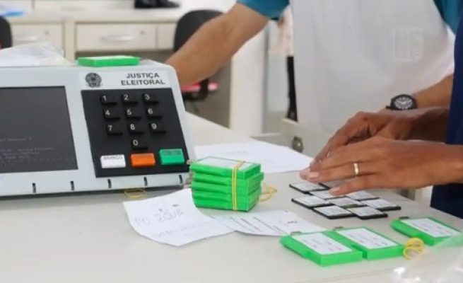 Urna eletrônica e mesários - Foto Arquivo-TRE