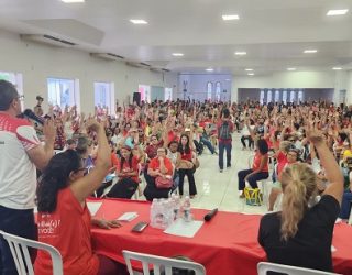 professores em assembleia - foto caroline santos